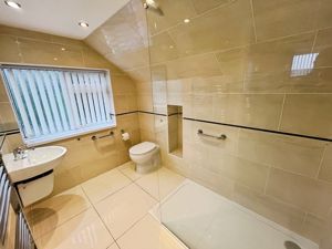 Shower room- click for photo gallery